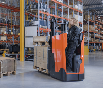 Toyota Hochhubwagen mit Fahrerstand beim Materialtransport