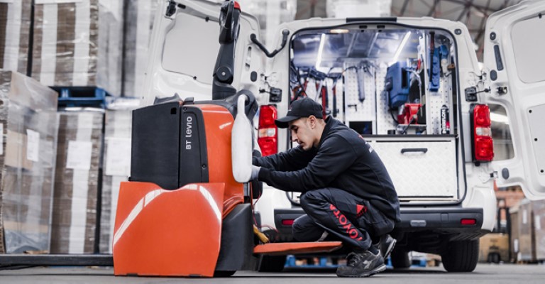 Abbildung der Uhr im Vordergrund, ein Gerät im Hintergrund